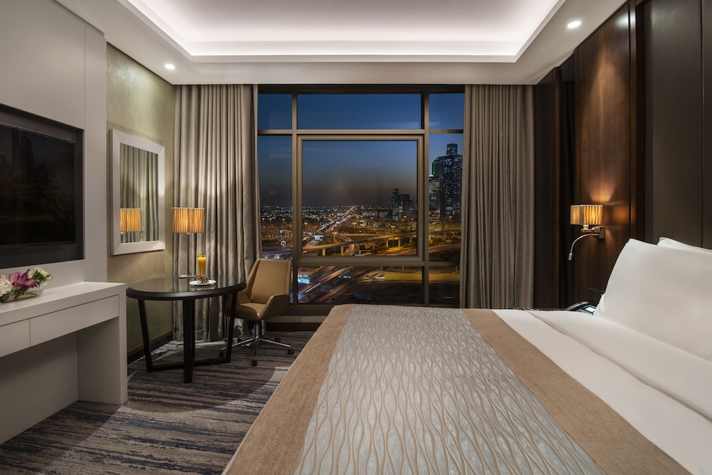 Habitación superior, 1 cama de matrimonio grande del hotel Mövenpick and Residences Riyadh. Foto 3