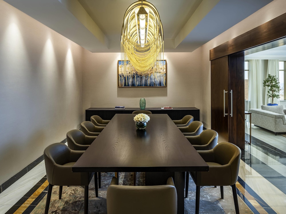 Suite Royal, varias camas del hotel Mövenpick and Residences Riyadh. Foto 1