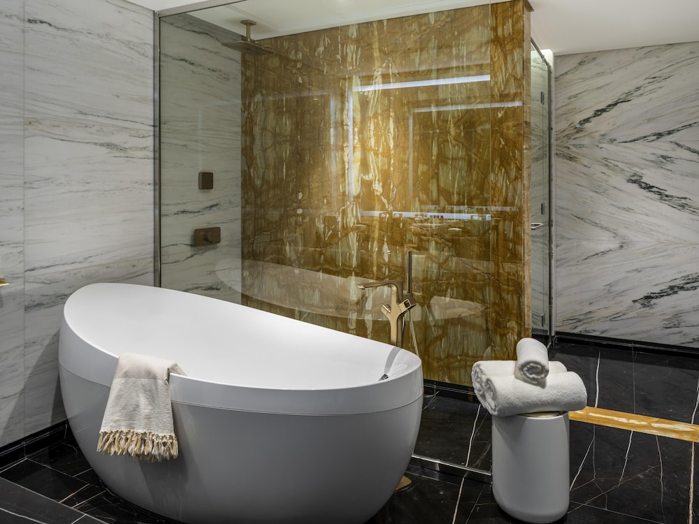 Suite Royal, varias camas del hotel Mövenpick and Residences Riyadh. Foto 2