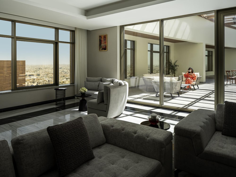 Suite Royal, varias camas del hotel Mövenpick and Residences Riyadh. Foto 3