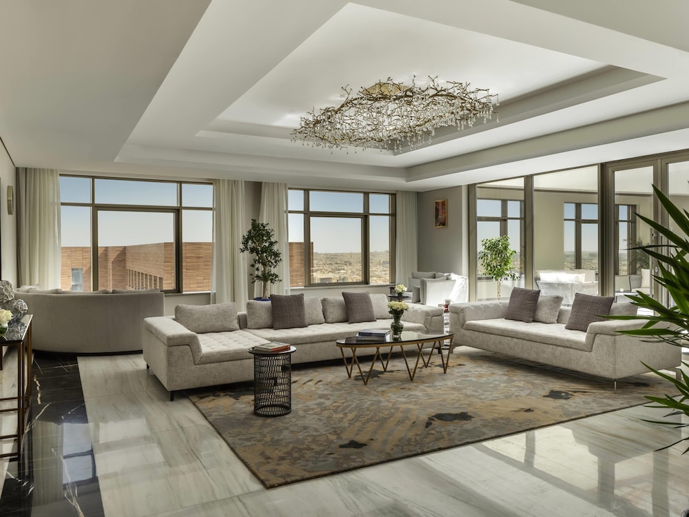 Suite Royal, varias camas del hotel Mövenpick and Residences Riyadh. Foto 4