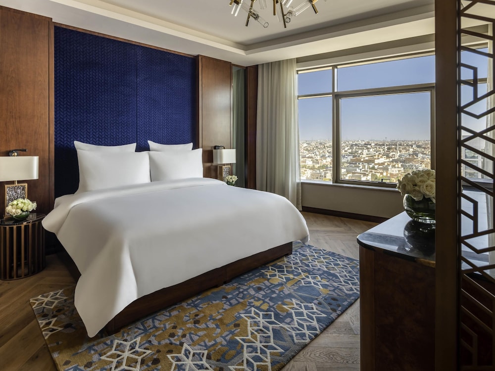 Suite Royal, varias camas del hotel Mövenpick and Residences Riyadh. Foto 5