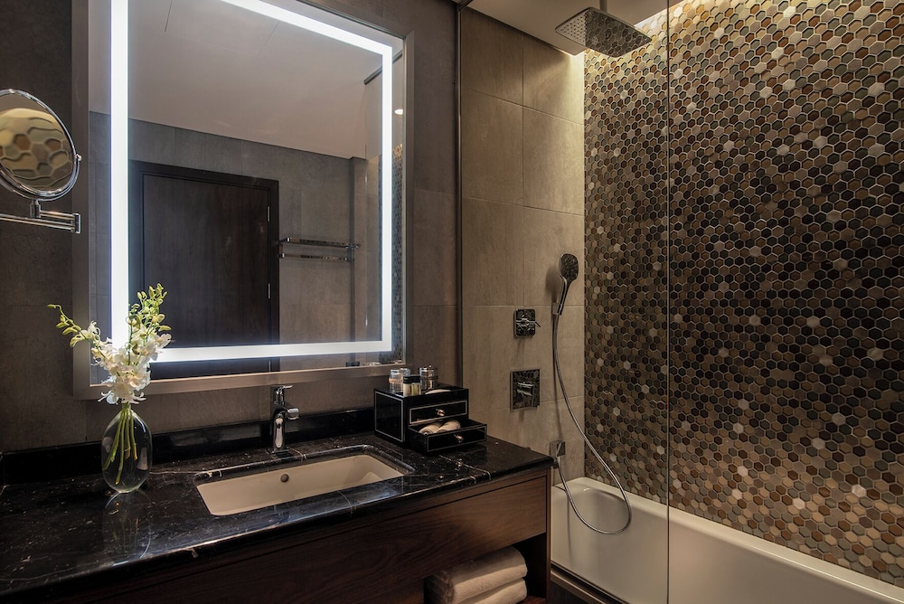 Suite Royal, varias camas del hotel Mövenpick and Residences Riyadh. Foto 6