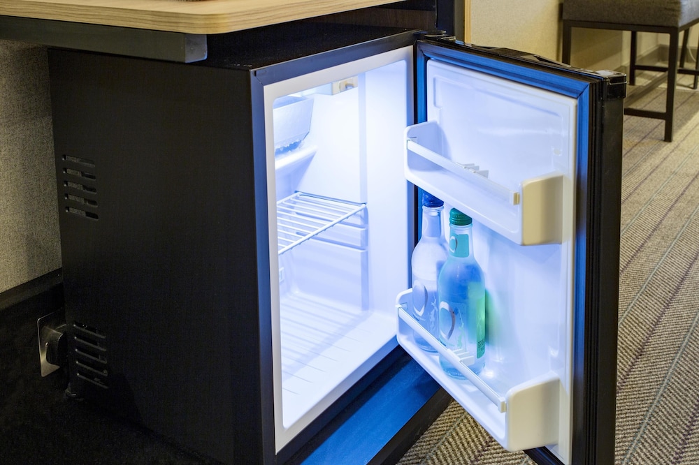 Habitación doble superior, ducha adaptada del hotel Premier Inn London Paddington (Paddington Basin). Foto 2