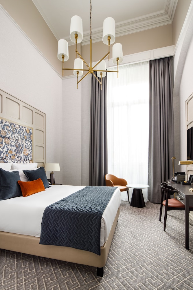 Habitación Clásica con una cama doble del hotel The Municipal Liverpool - MGallery. Foto 1