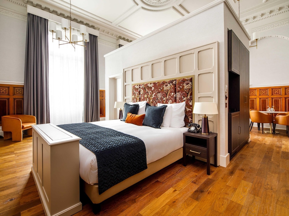 Suite Presidencial con una cama emperador king - size del hotel The Municipal Liverpool - MGallery