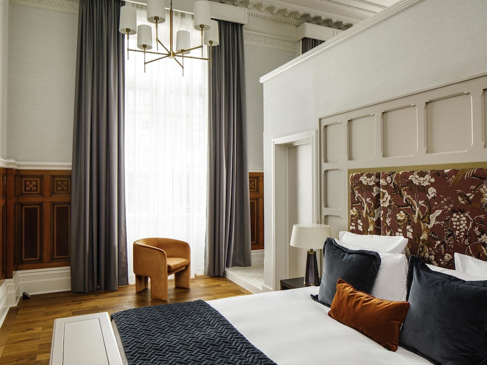 Suite Presidencial con una cama emperador king - size del hotel The Municipal Liverpool - MGallery. Foto 2