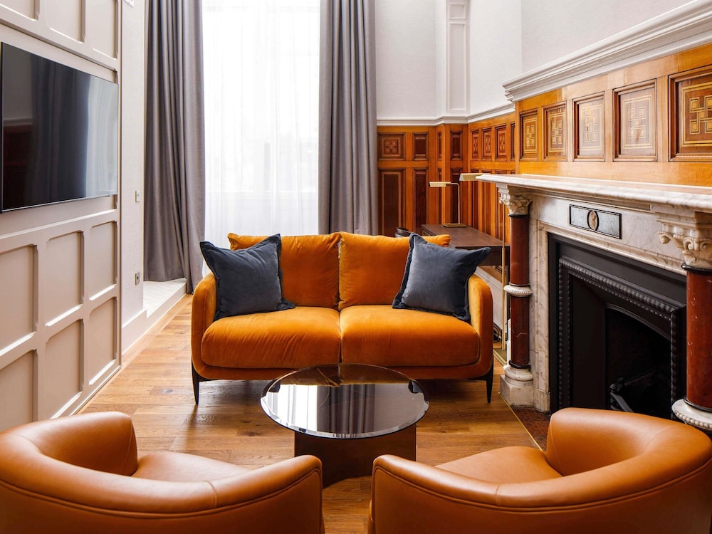 Suite Presidencial con una cama emperador king - size del hotel The Municipal Liverpool - MGallery. Foto 3