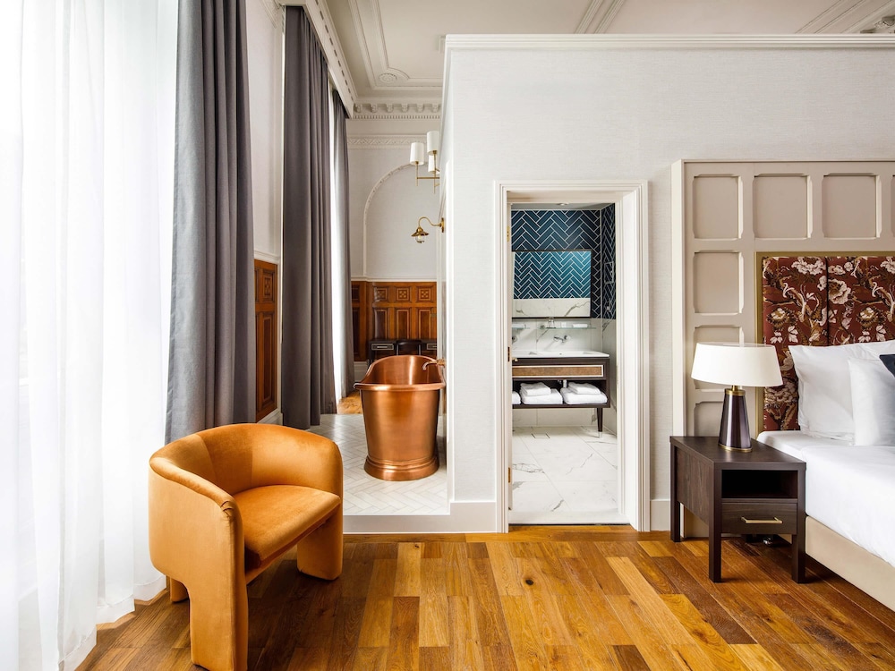 Suite Presidencial con una cama emperador king - size del hotel The Municipal Liverpool - MGallery. Foto 4