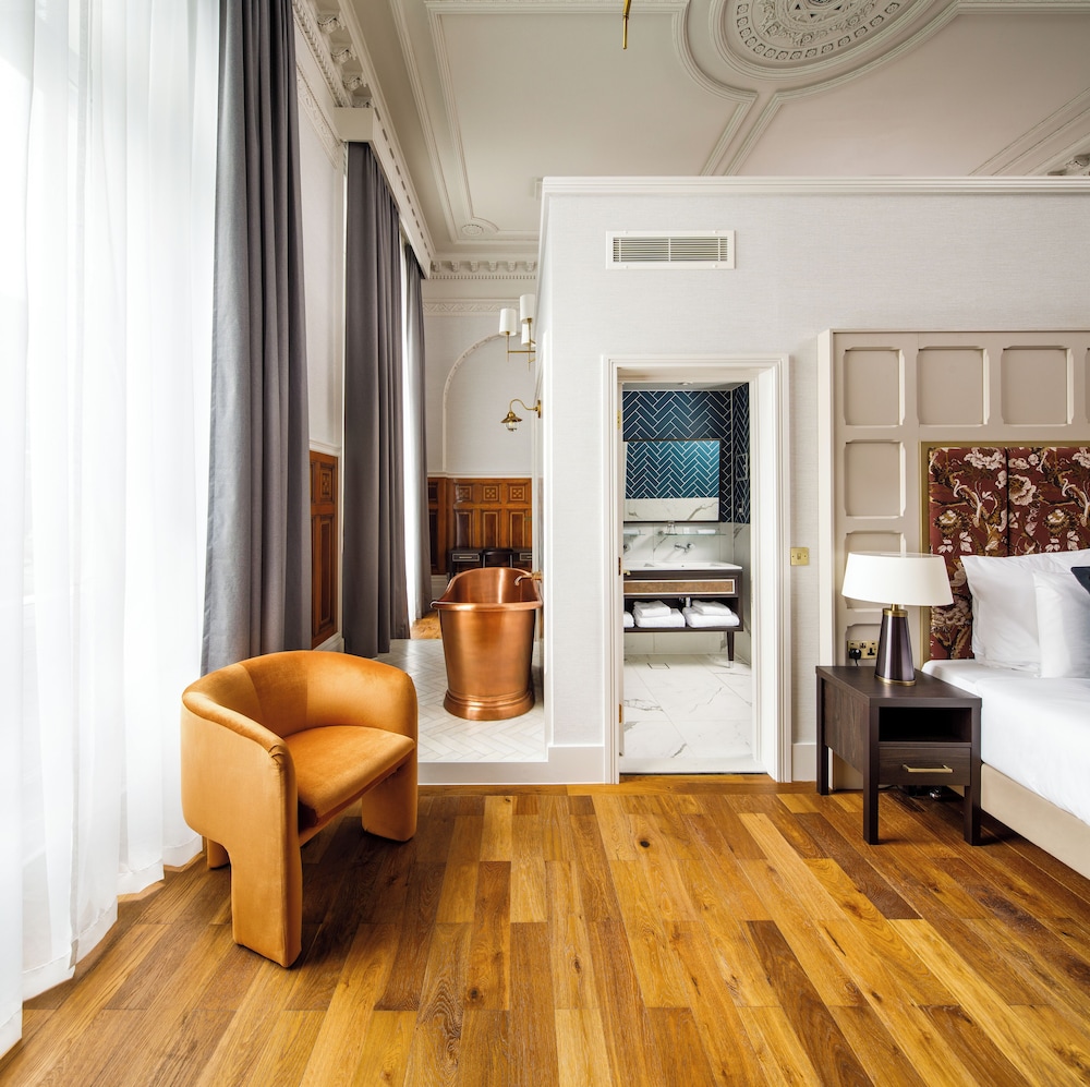 Suite Presidencial con una cama emperador king - size del hotel The Municipal Liverpool - MGallery. Foto 7