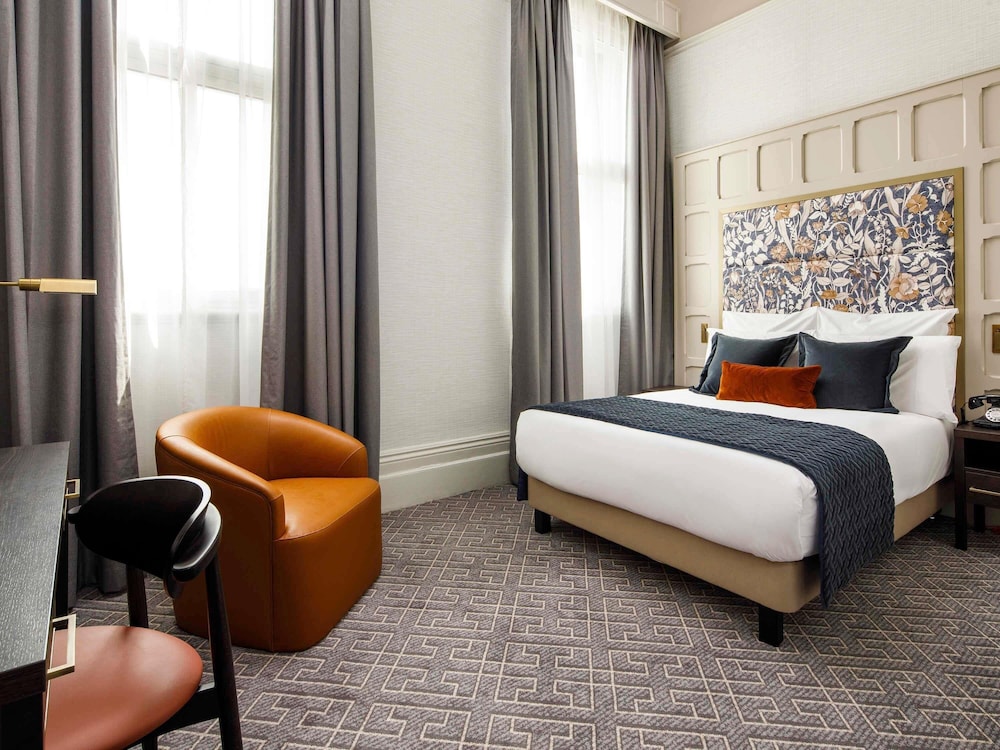 Habitación Clásica Accesible con una Cama Doble del hotel The Municipal Liverpool - MGallery. Foto 6