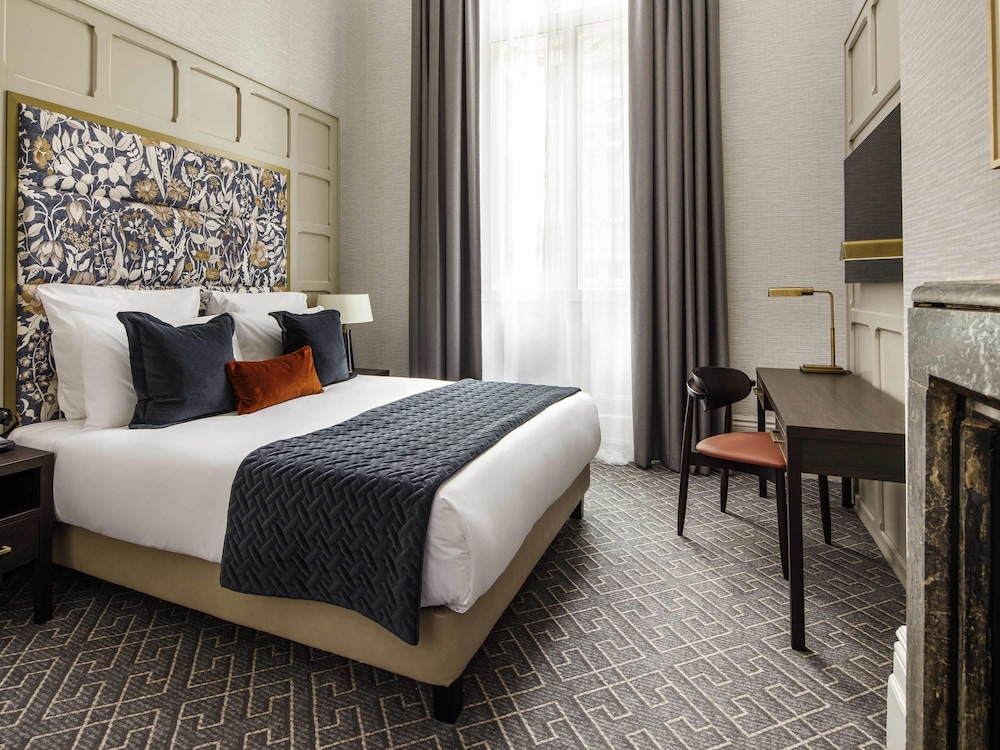 Habitación Deluxe con una cama doble del hotel The Municipal Liverpool - MGallery. Foto 5