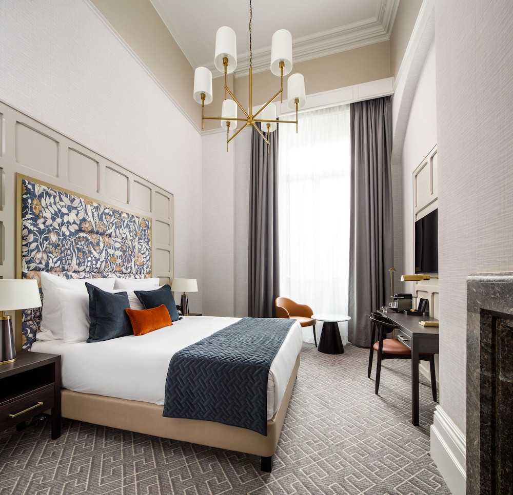 Habitación Superior con una cama doble del hotel The Municipal Liverpool - MGallery. Foto 1