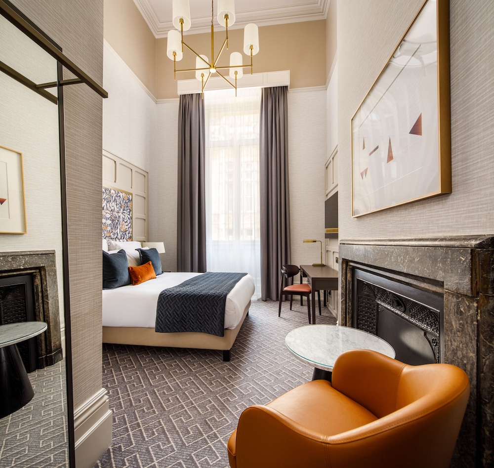 Habitación Superior con una cama doble del hotel The Municipal Liverpool - MGallery. Foto 3