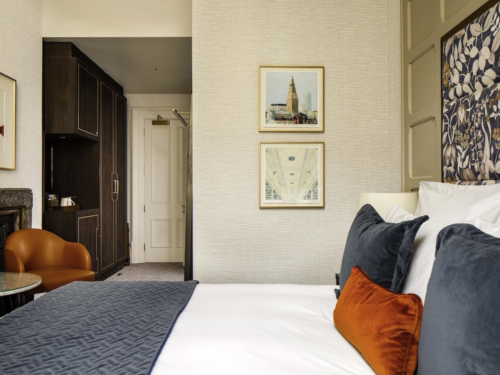 Habitación Superior con una cama doble del hotel The Municipal Liverpool - MGallery. Foto 6
