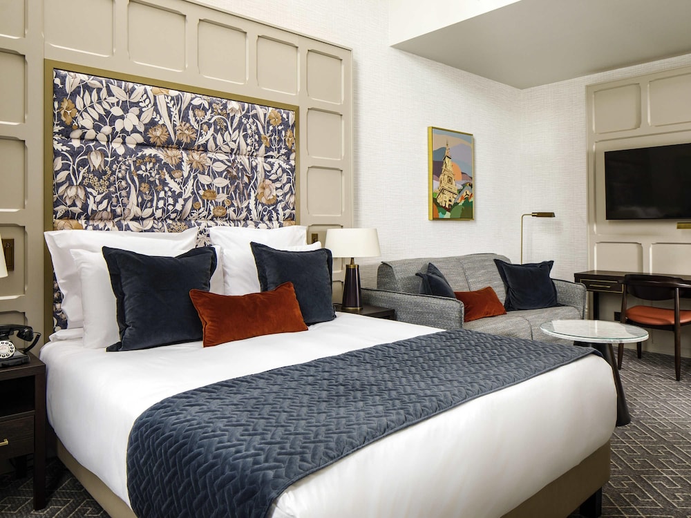 Suite Ejecutiva con una cama doble del hotel The Municipal Liverpool - MGallery