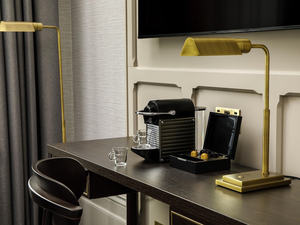 Suite Ejecutiva con una cama doble del hotel The Municipal Liverpool - MGallery. Foto 2