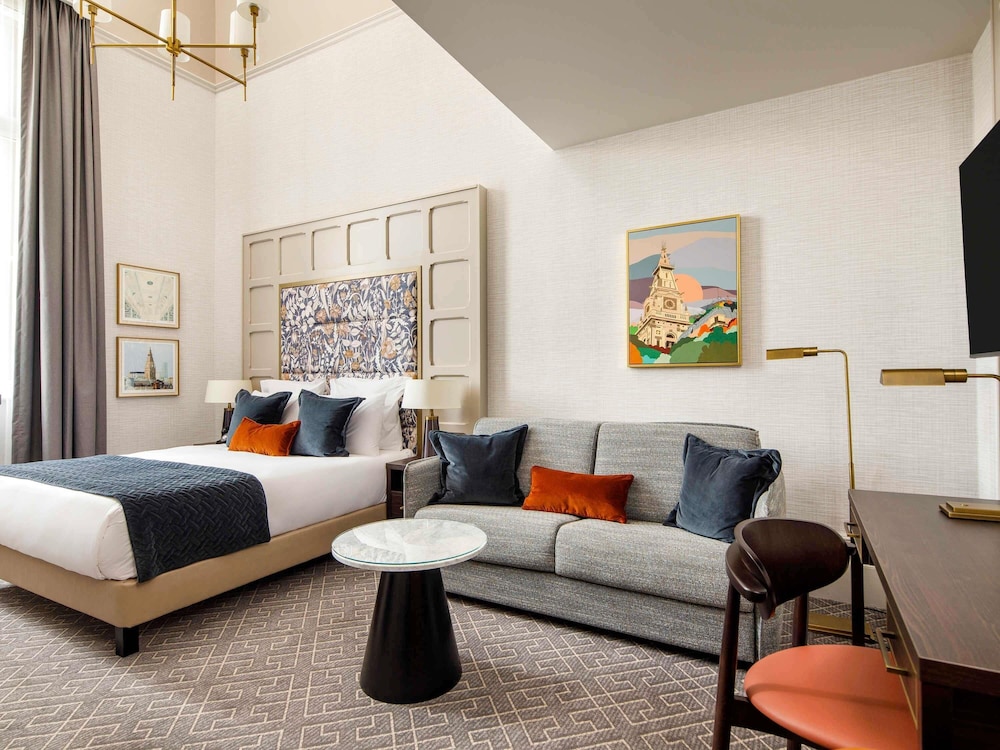 Suite Ejecutiva con una cama doble del hotel The Municipal Liverpool - MGallery. Foto 3