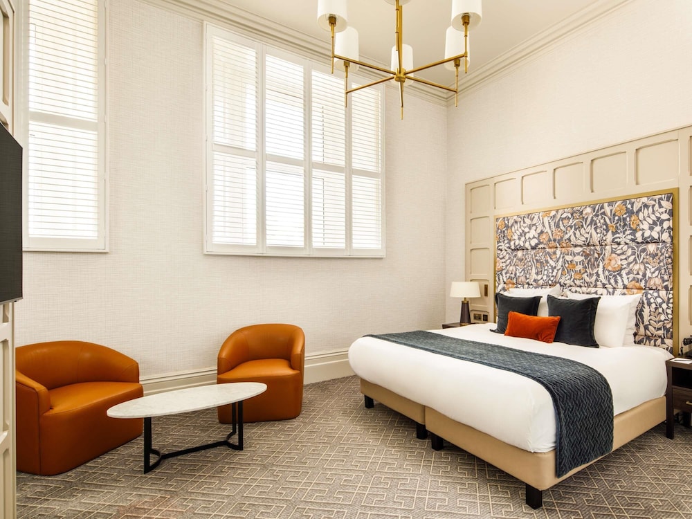 Suite Junior con una cama emperador king - size del hotel The Municipal Liverpool - MGallery