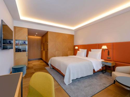 Habitación Clásica con cama extragrande del hotel Mövenpick Hotel Basel