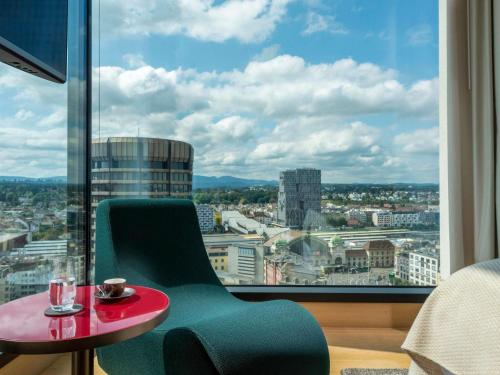 Suite Junior con cama extragrande del hotel Mövenpick Hotel Basel. Foto 1