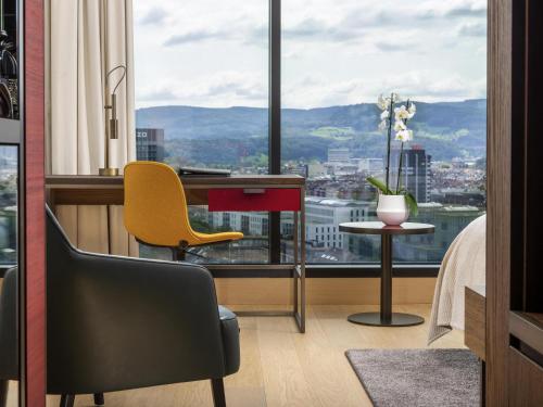 Suite Junior con cama extragrande del hotel Mövenpick Hotel Basel. Foto 2