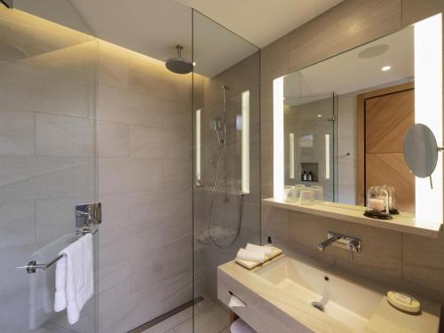 Habitación Doble Deluxe - 2 camas del hotel Mövenpick Hotel Basel. Foto 1