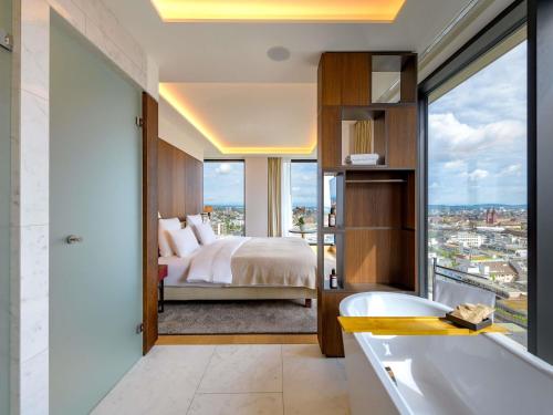 Suite Doble Grand con cama grande del hotel Mövenpick Hotel Basel