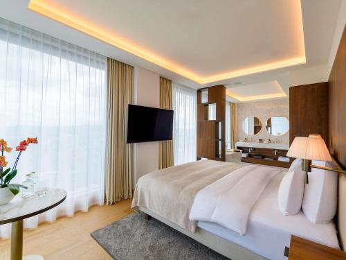 Suite Doble Grand con cama grande del hotel Mövenpick Hotel Basel. Foto 4
