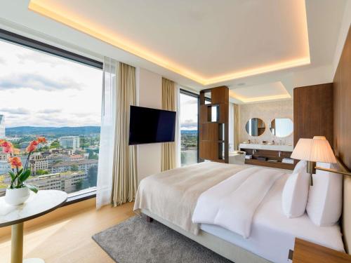Suite Doble Grand con cama grande del hotel Mövenpick Hotel Basel. Foto 5