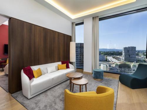 Suite Doble con cama grande - planta alta del hotel Mövenpick Hotel Basel