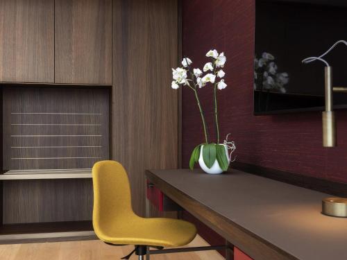 Suite Doble con cama grande - planta alta del hotel Mövenpick Hotel Basel. Foto 1