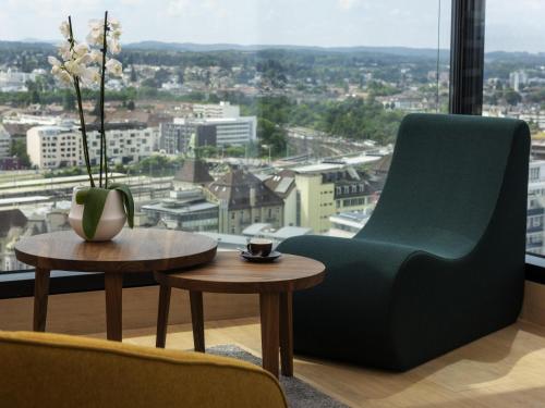 Suite Doble con cama grande - planta alta del hotel Mövenpick Hotel Basel. Foto 2