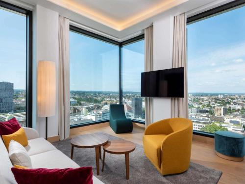 Suite Doble con cama grande - planta alta del hotel Mövenpick Hotel Basel. Foto 3