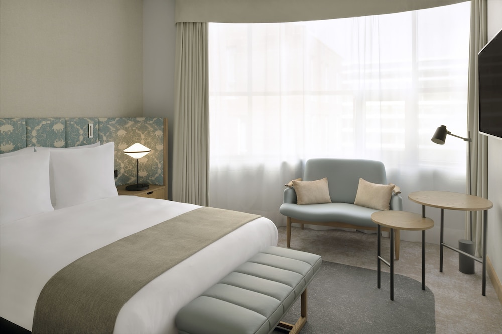 HABITACIÓN CLÁSICA, cama queen - size del hotel Mövenpick The Hague