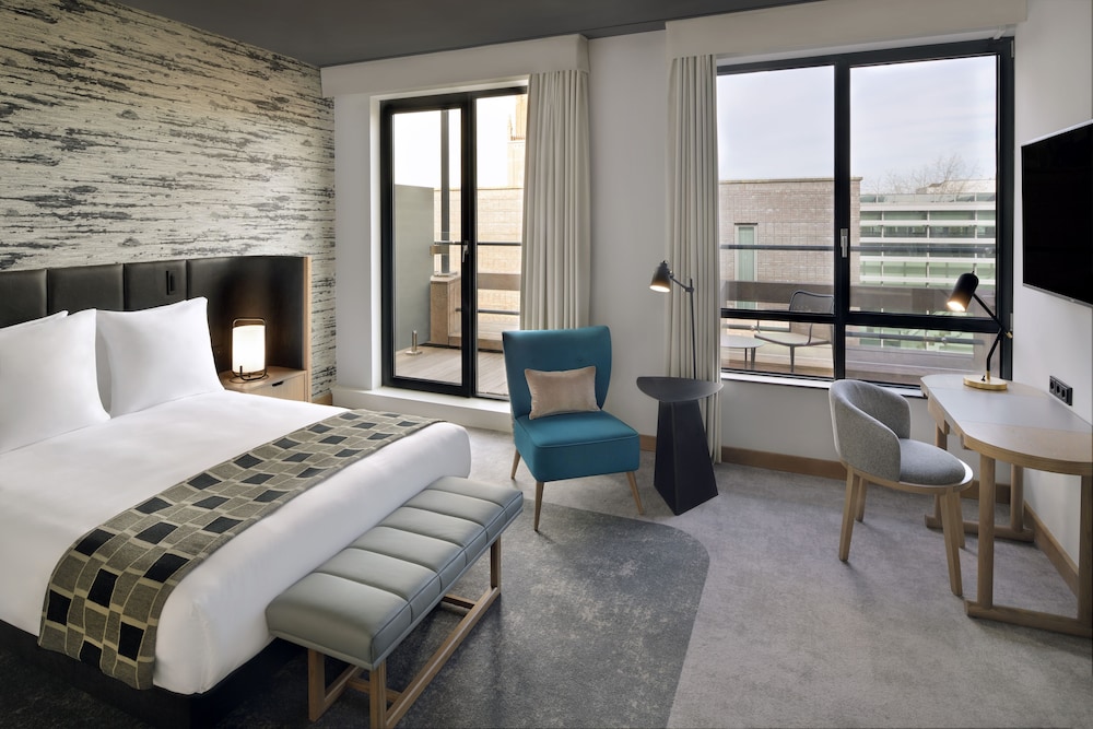 HABITACIÓN EJECUTIVA CON BALCÓN, cama queen - size del hotel Mövenpick The Hague