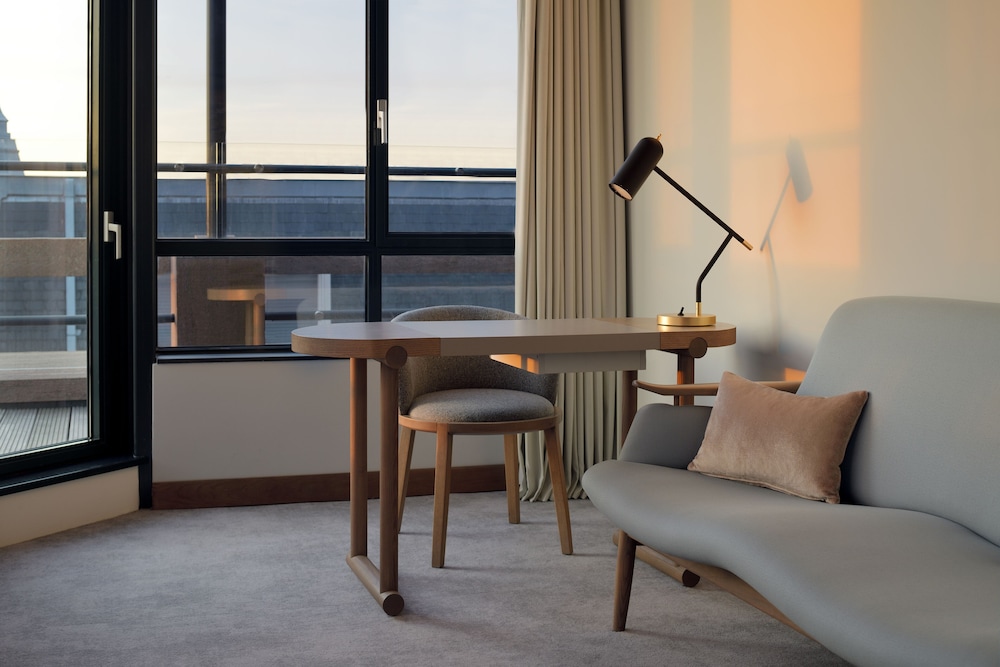 SUITE JUNIOR CON BALCÓN, cama king - size del hotel Mövenpick The Hague. Foto 1
