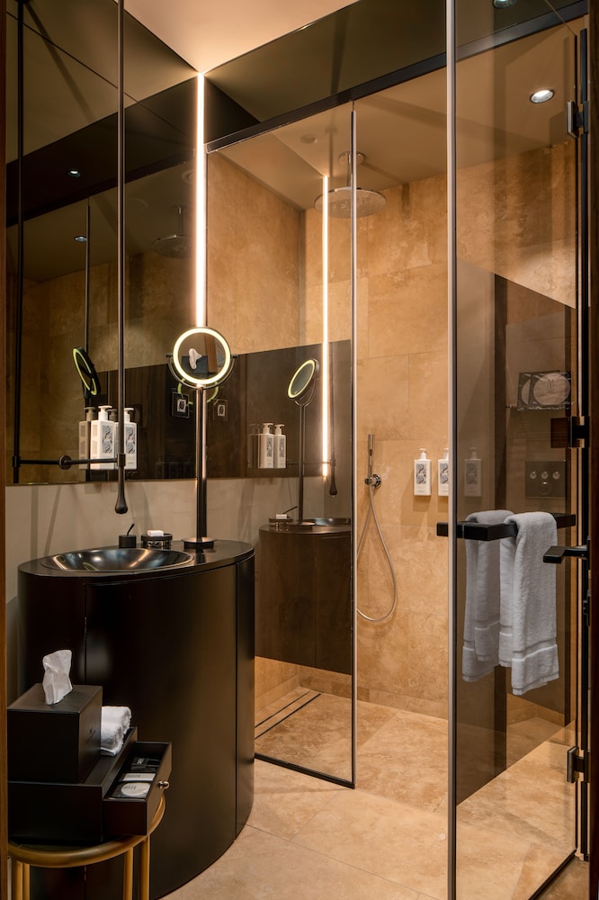 Suite Deluxe con una cama king size del hotel The Emporium Plovdiv MGallery Hotel Collection. Foto 4