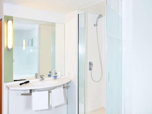Habitación Doble - 2 camas del hotel ibis budget Zurich City West. Foto 5