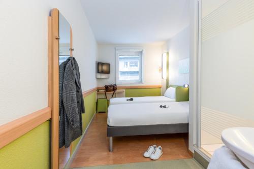 Habitación Doble - 2 camas del hotel ibis budget Zurich City West. Foto 12
