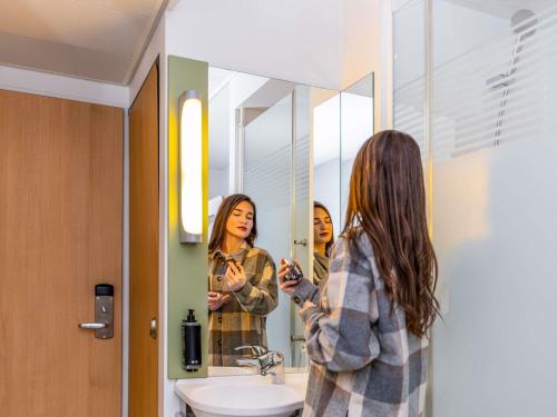 Habitación Triple del hotel ibis budget Zurich City West. Foto 4