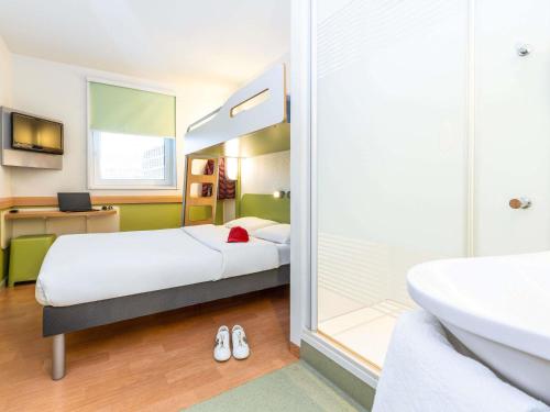 Habitación Triple del hotel ibis budget Zurich City West. Foto 5