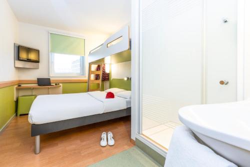 Habitación Triple del hotel ibis budget Zurich City West. Foto 10