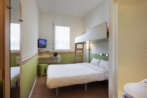 Habitación Triple del hotel ibis budget Zurich City West. Foto 13