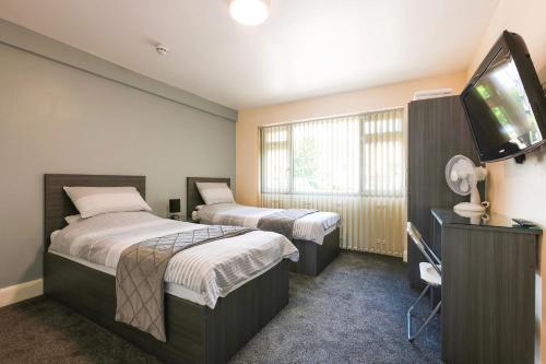 Habitación Doble Estándar - 2 camas del hotel OYO Honeycroft Lodge. Foto 3