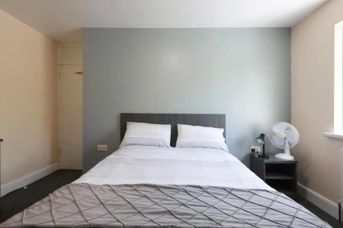 Habitación Doble Estándar del hotel OYO Honeycroft Lodge. Foto 1