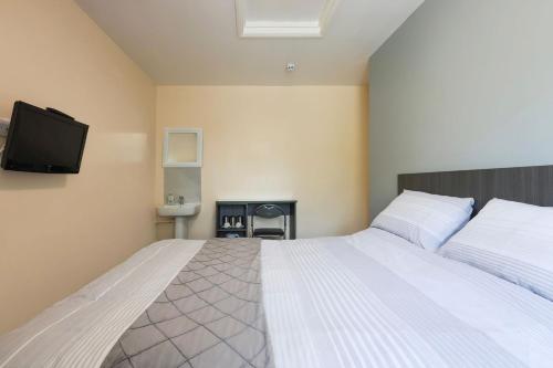 Habitación Doble Estándar del hotel OYO Honeycroft Lodge. Foto 3