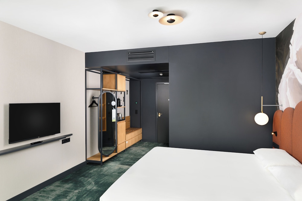 Habitacion Superior con 1 cama doble y Sofa del hotel Mercure Debrecen. Foto 1