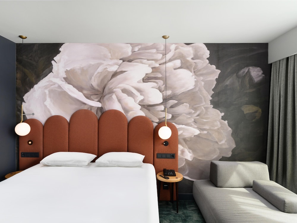 Habitacion Superior con 1 cama doble y Sofa del hotel Mercure Debrecen. Foto 2
