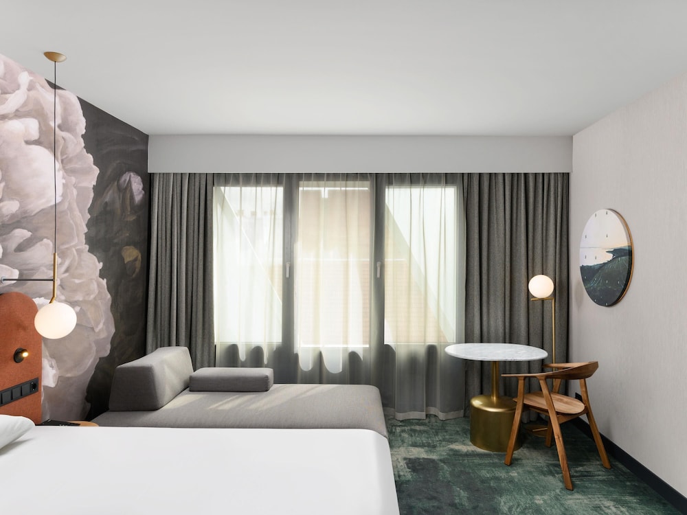 Habitacion Superior con 1 cama doble y Sofa del hotel Mercure Debrecen. Foto 5